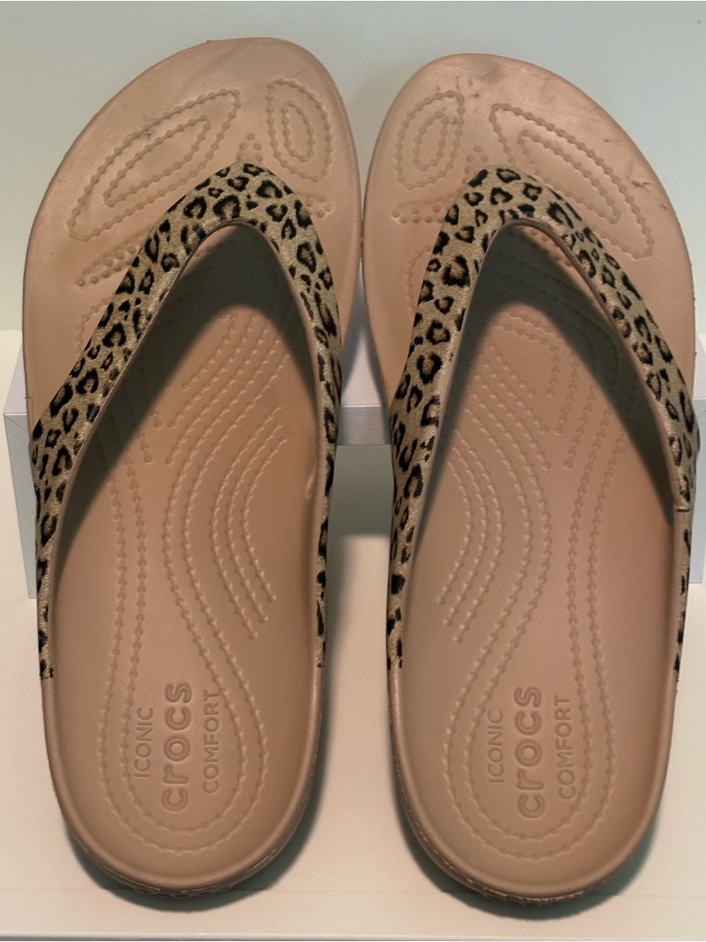 CROCS Women's Leopard-Print Strap Tan Flip Sandals sz 9